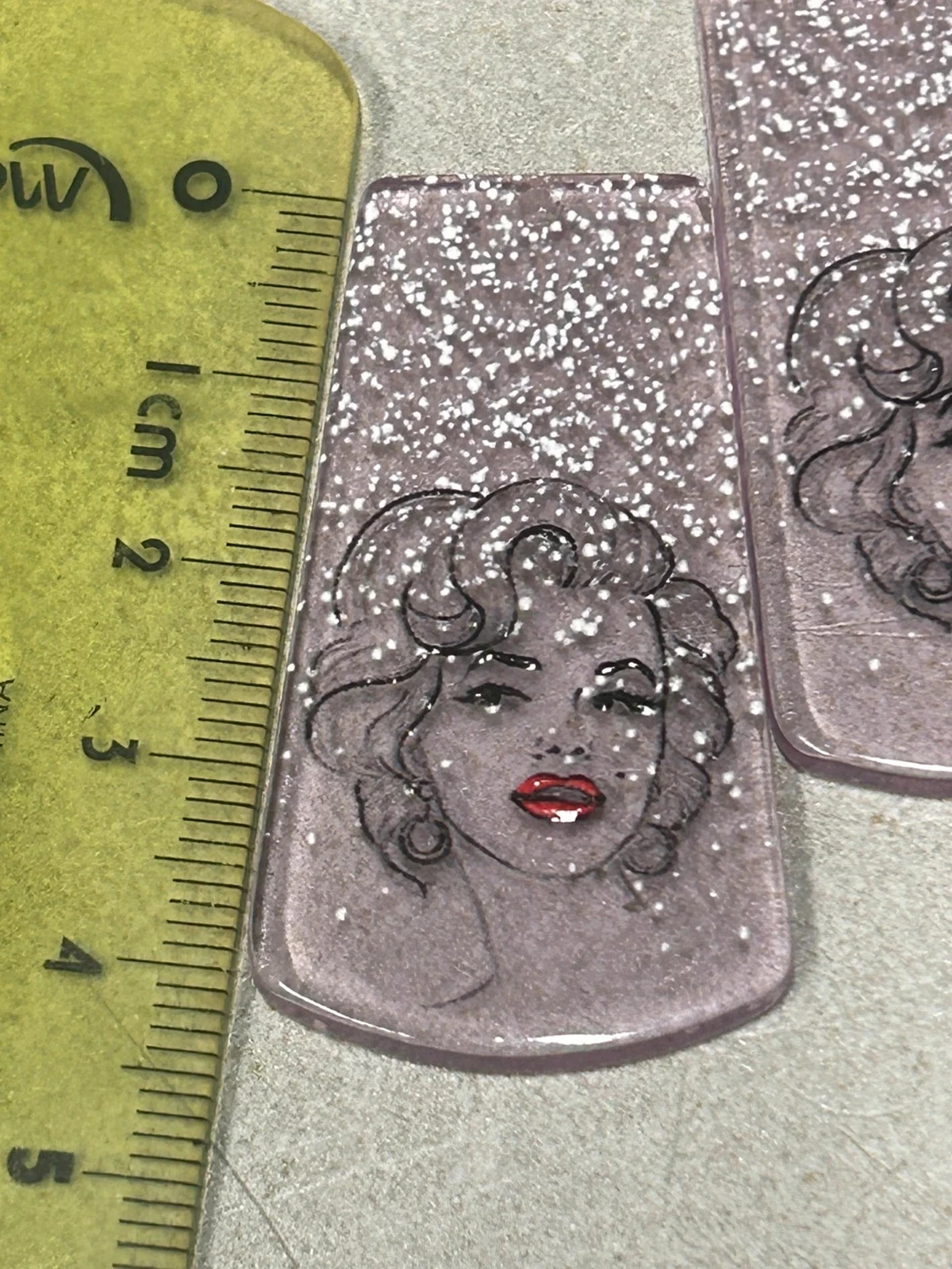 Paire de breloques Marilyn Monroe lilas et flocons – photo 3